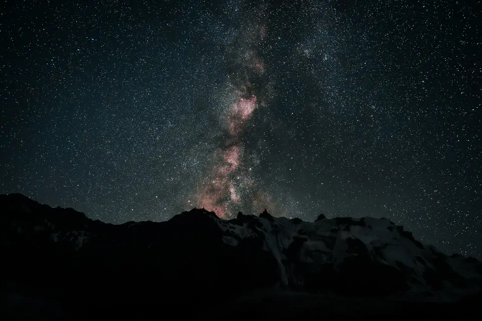 The southern night sky over dark peaks